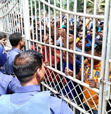 ময়মনসিংহে কলেজশিক্ষক লাঞ্ছিত: থানা ঘেরাও ভাংচুর আহত ১৫
