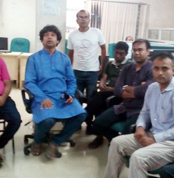কার্যালয়ে অবরুদ্ধ আলোকিত বাংলাদেশের সম্পাদক