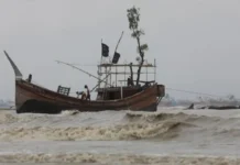 বঙ্গোপসাগরের জেলেদের দ্রুত নিরাপদ আশ্রয়ে যাওয়ার নির্দেশ