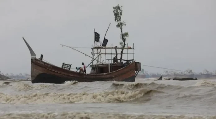 বঙ্গোপসাগরের জেলেদের দ্রুত নিরাপদ আশ্রয়ে যাওয়ার নির্দেশ
